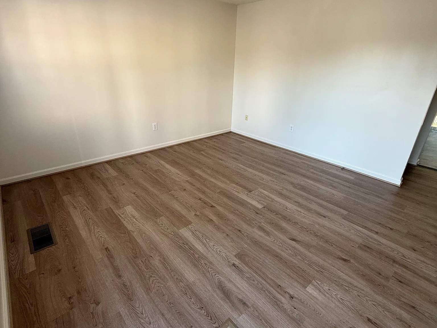 2 bed, 1.5 bath, 1008 sqft, $900 — Photo 2