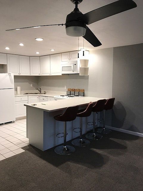 kitchen/bar (stools included)