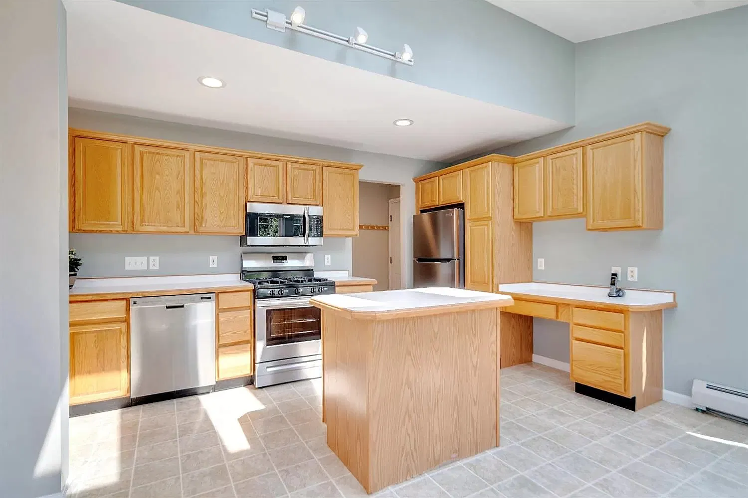 4 bed, 2608 sqft, $2,900 — Photo 4