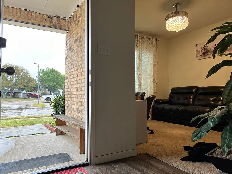 318 Dove Creek Ln — Photo 15