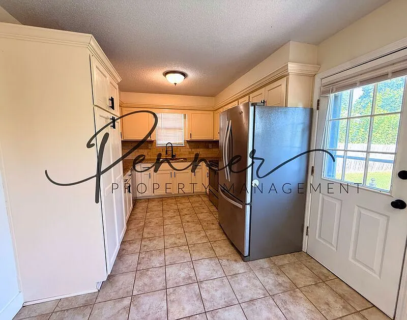 3 bed, 2.0 bath, 1918 sqft, $2,050 — Photo 3