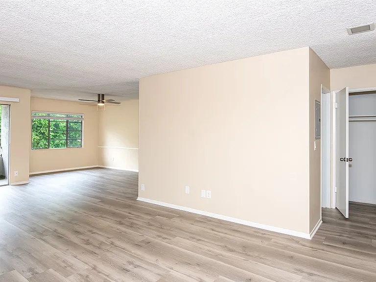 1120 W Alhambra Rd — Photo 2