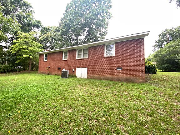 3rd image of 1807 Oakhurst Dr