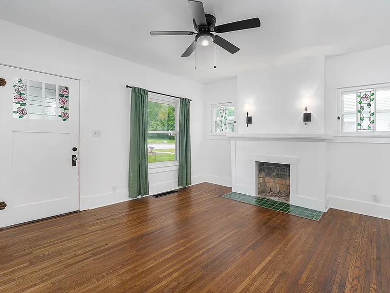 412 E Walker St — Photo 10
