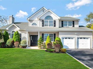 2 Conran Ct, Saint James, NY 11780
