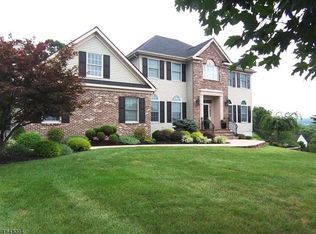 11 Foxfire Ln, Clinton, NJ 08809