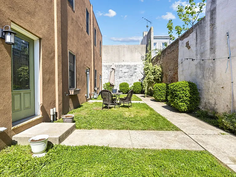 2355 E York St — Photo 20