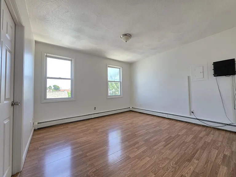 47 Courtland St 3rdFlr 2B/1B FreshPaint SSAppliances Laundry NOPets — Photo 4