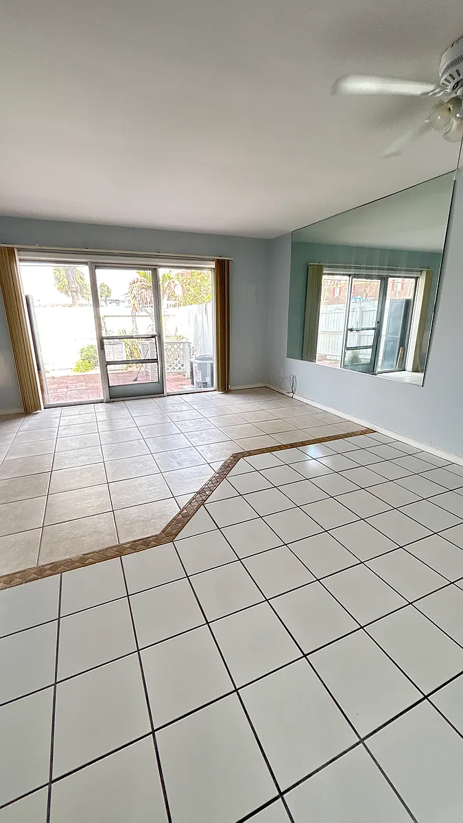 Building Photo - 120 E Colonial Ct #47
