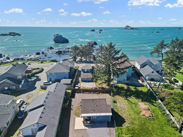 1905 S Pebble Beach Dr, Crescent City, CA 95531