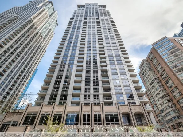761 Bay St #3202, Toronto, ON M5G 2R2