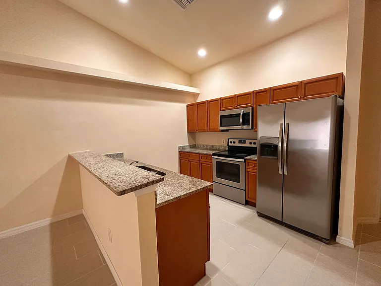 1136 SE 9th Ct — Photo 3