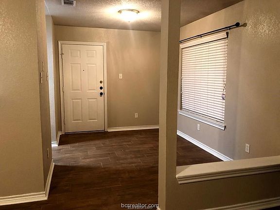 3rd image of 916 Crepe Myrtle St