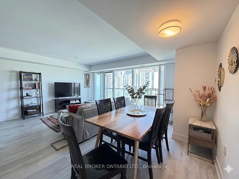 575 Bloor St E #602 — Photo 4