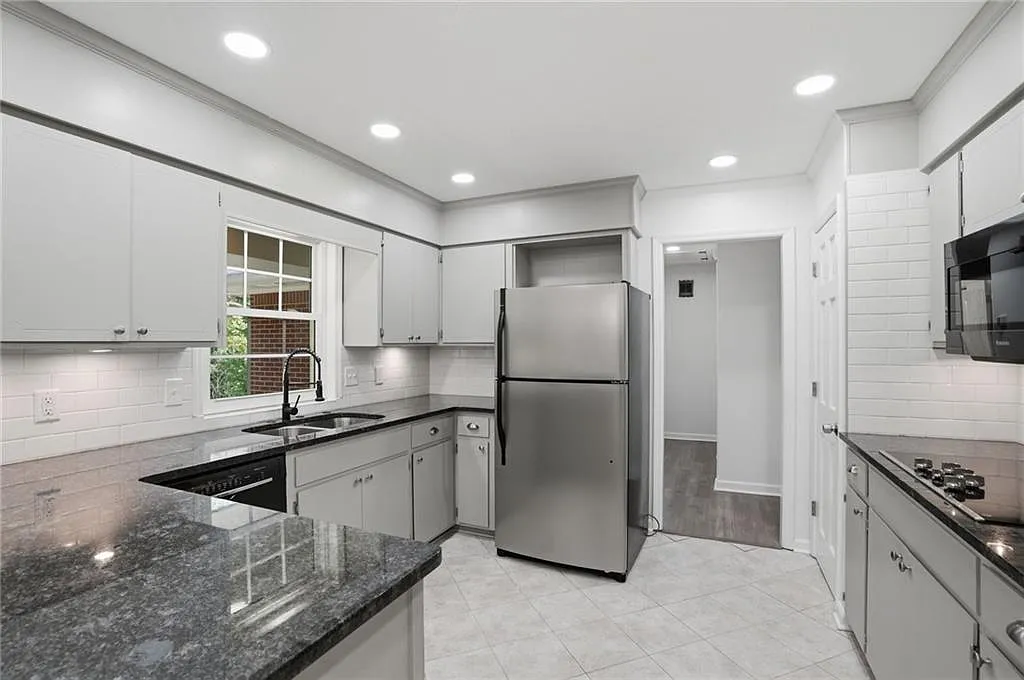 3 bed, 3.0 bath, 2482 sqft, $2,500 — Photo 1