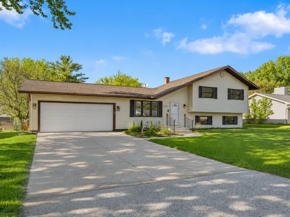 2408 W Fairview Ln, McHenry, IL 60051