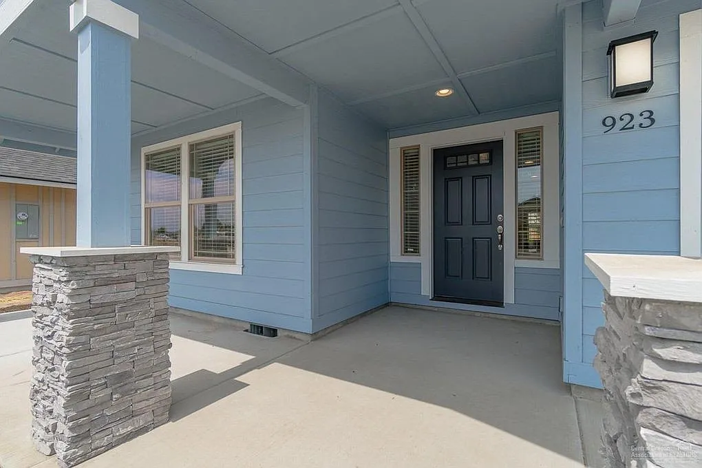 Gorgeous NW Redmond Home with View of the Cascade Mountains! — Photo 2