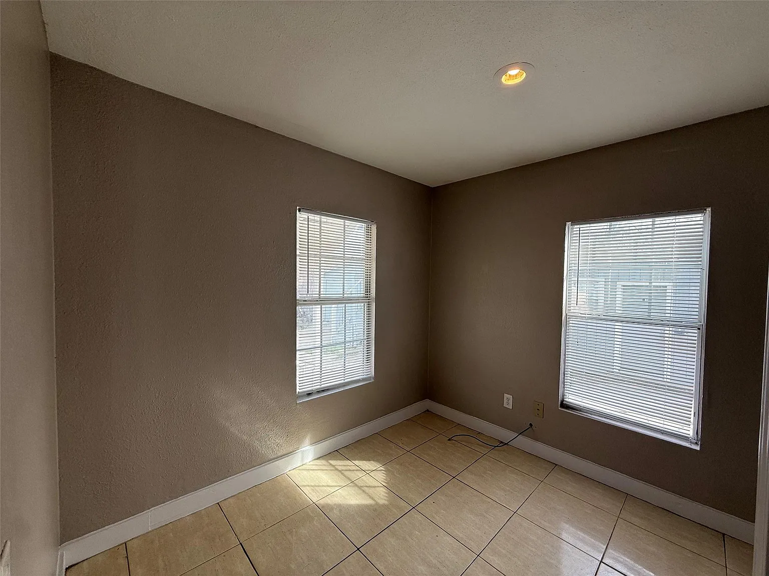 2 bed, 1.0 bath, 584 sqft, $1,400 — Photo 2