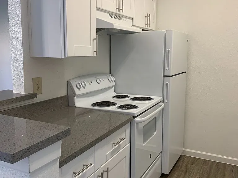 Emerald Cove Apartments — Photo 160
