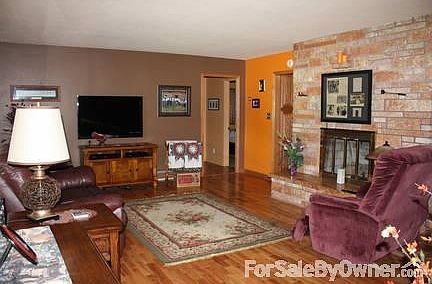 Living Room
						:
						Hard wood floors, fire place