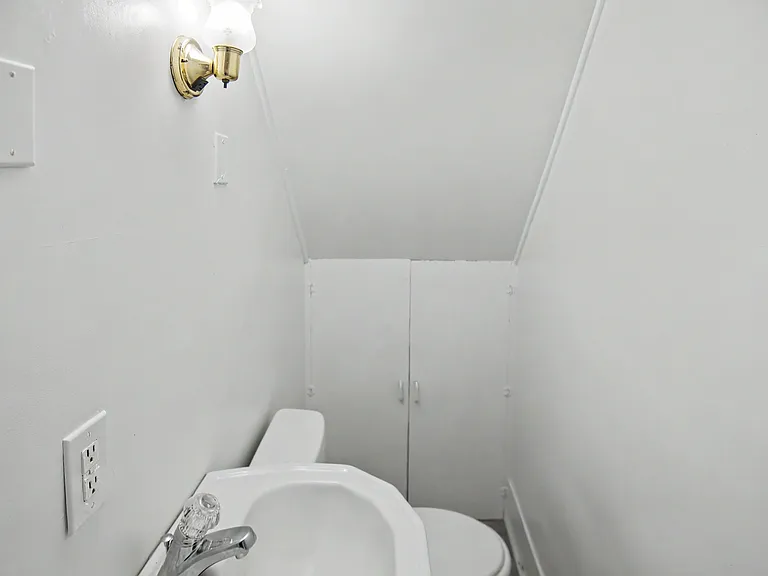 240 Warren Ave — Photo 8