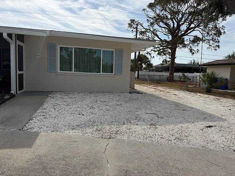 906 Harbor Dr S — Photo 2