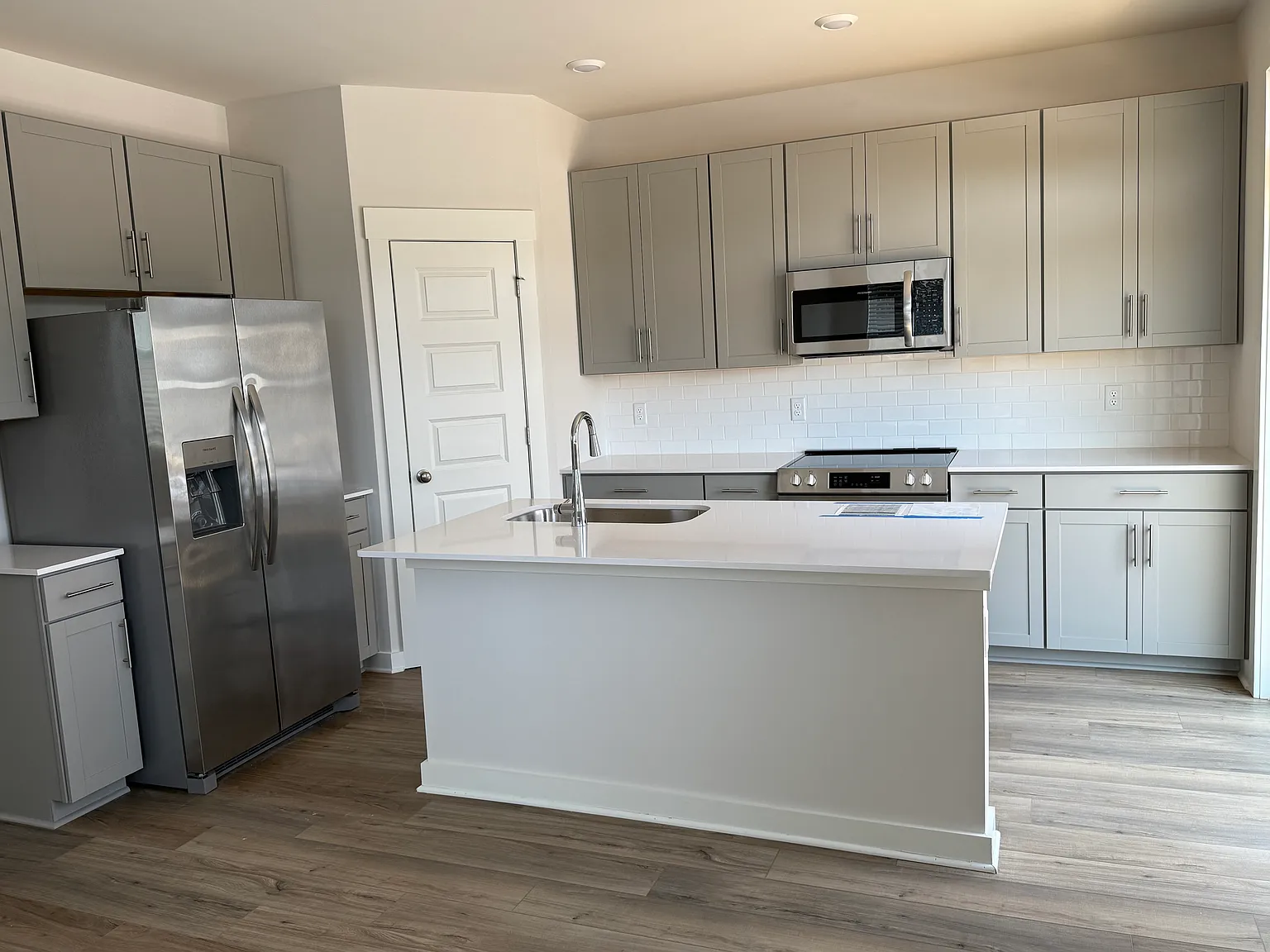 4 bed, 3.5 bath, 2042 sqft, $2,290 — Photo 2
