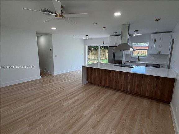 5th image of 110 NE 17th Ct
