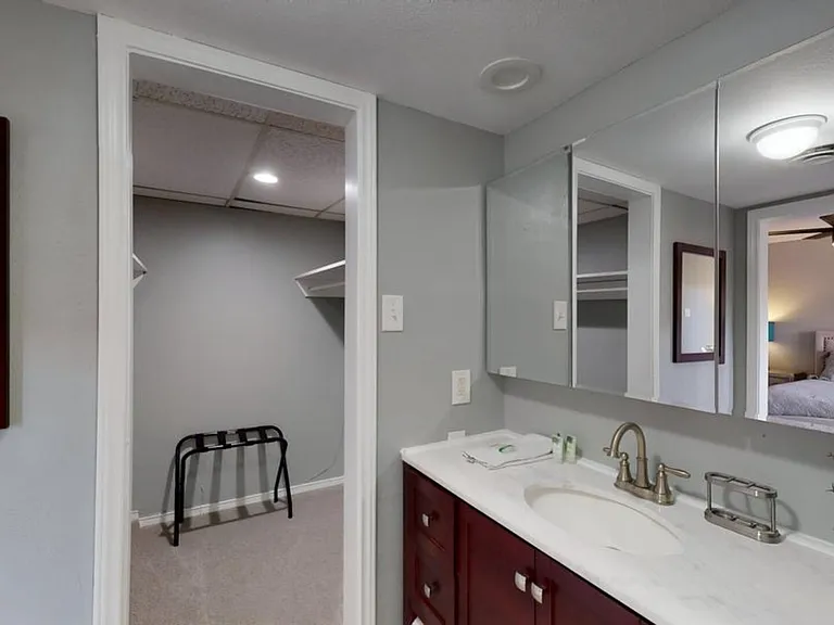 E Avenue J — Photo 19