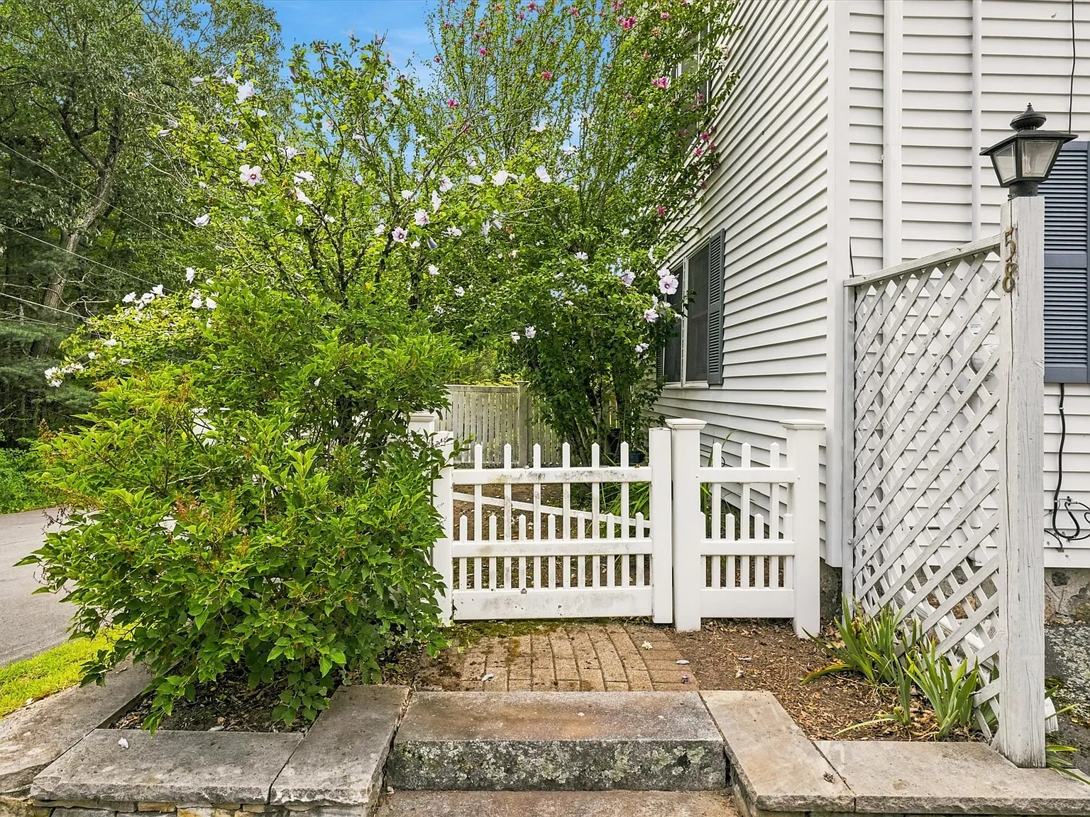 3 bed, 1.5 bath, 1184 sqft, $3,700 — Photo 2