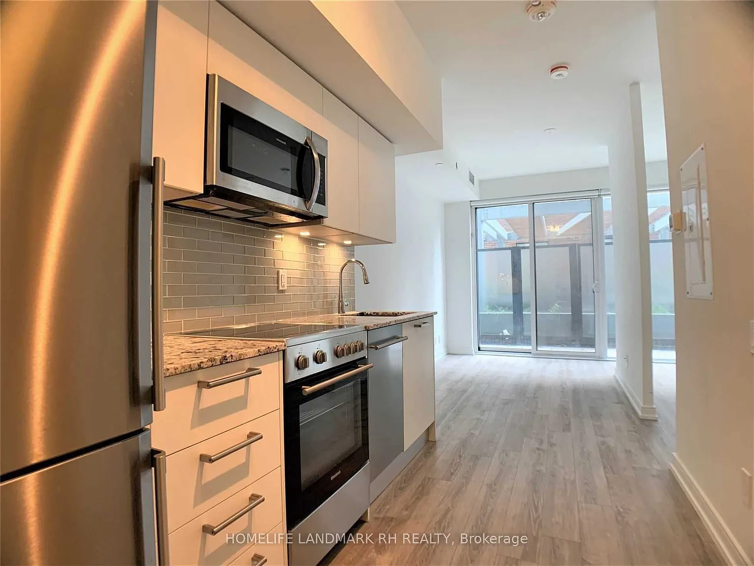28 Wellesley St E — Photo 2