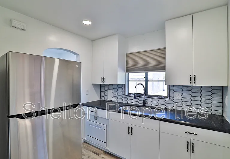 1802 N Laurel Ave — Photo 15