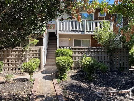 2 bed, 850 sqft, $2,450 — Photo 2