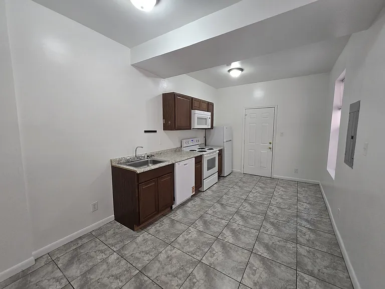 501 W Grace St #B — Photo 12
