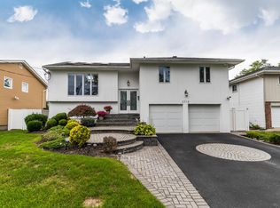 2715 Covered Bridge Rd, Merrick, NY 11566