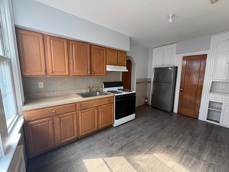 1588 Leslie St #2