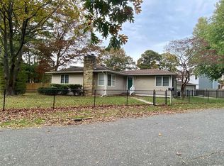 34 Maplewood Dr, Shirley, NY 11967