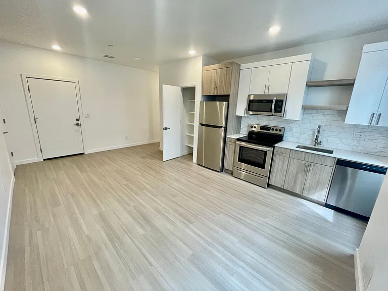 Greenwich Ave Apartments — Photo 30