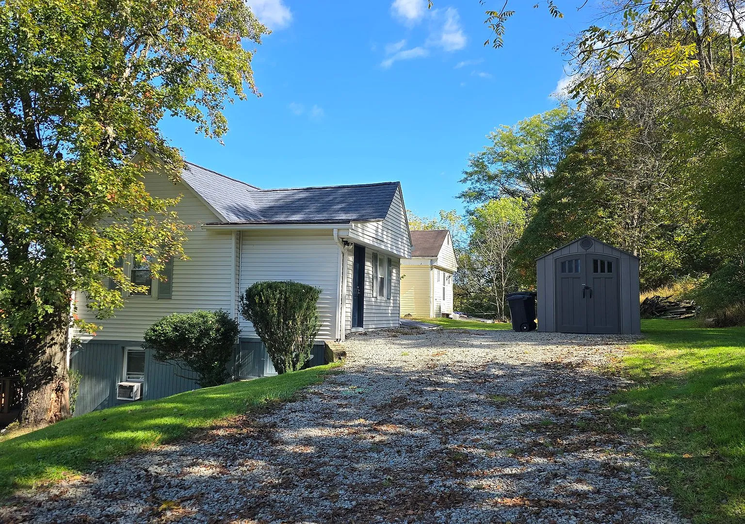 Home For the Holiday! 3 Bedroom Home in Export Area — Photo 2