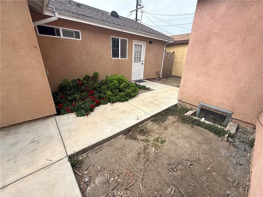 3 bed, 936 sqft, $3,250 — Photo 1