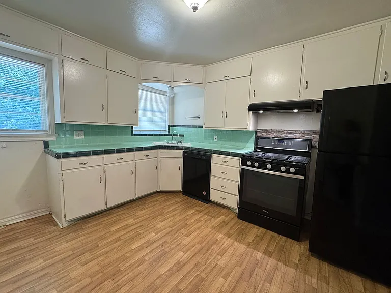 2137 NW Denver Ave — Photo 3
