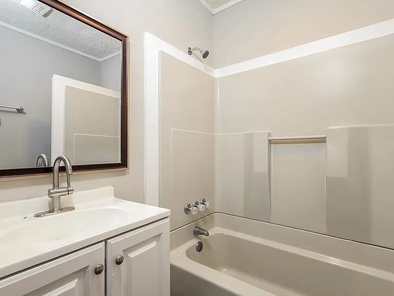 676019_029_bathroom_12887732.jpg