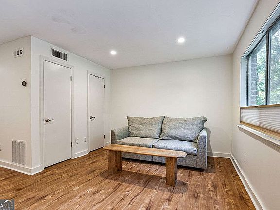 4th image of 1133 Clairemont Ave APT D