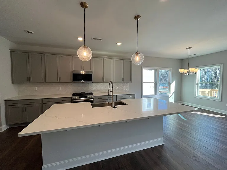 816 Challenger Ln — Photo 2