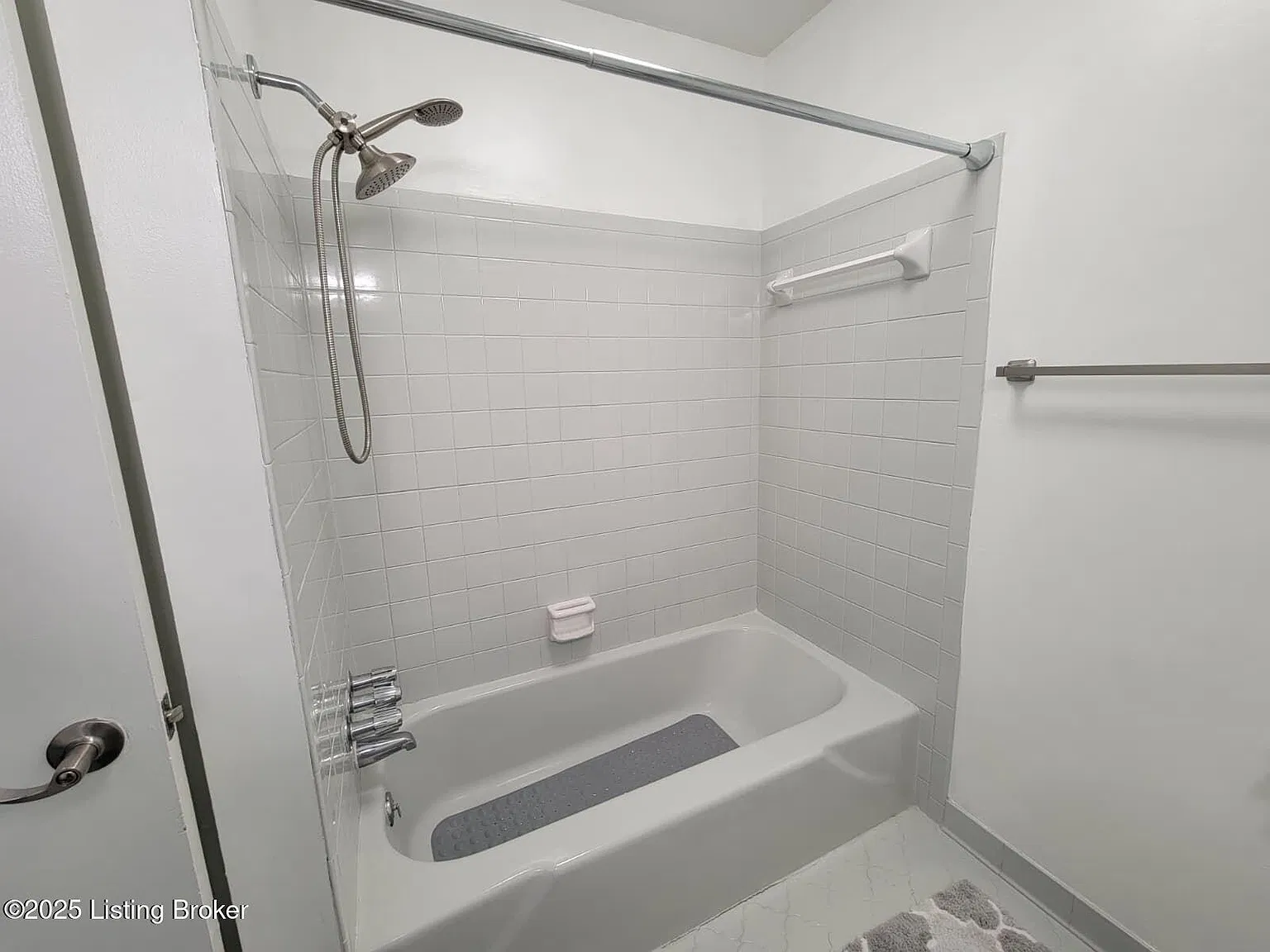 3 bed, 2.0 bath, 1338 sqft, $1,800 — Photo 3