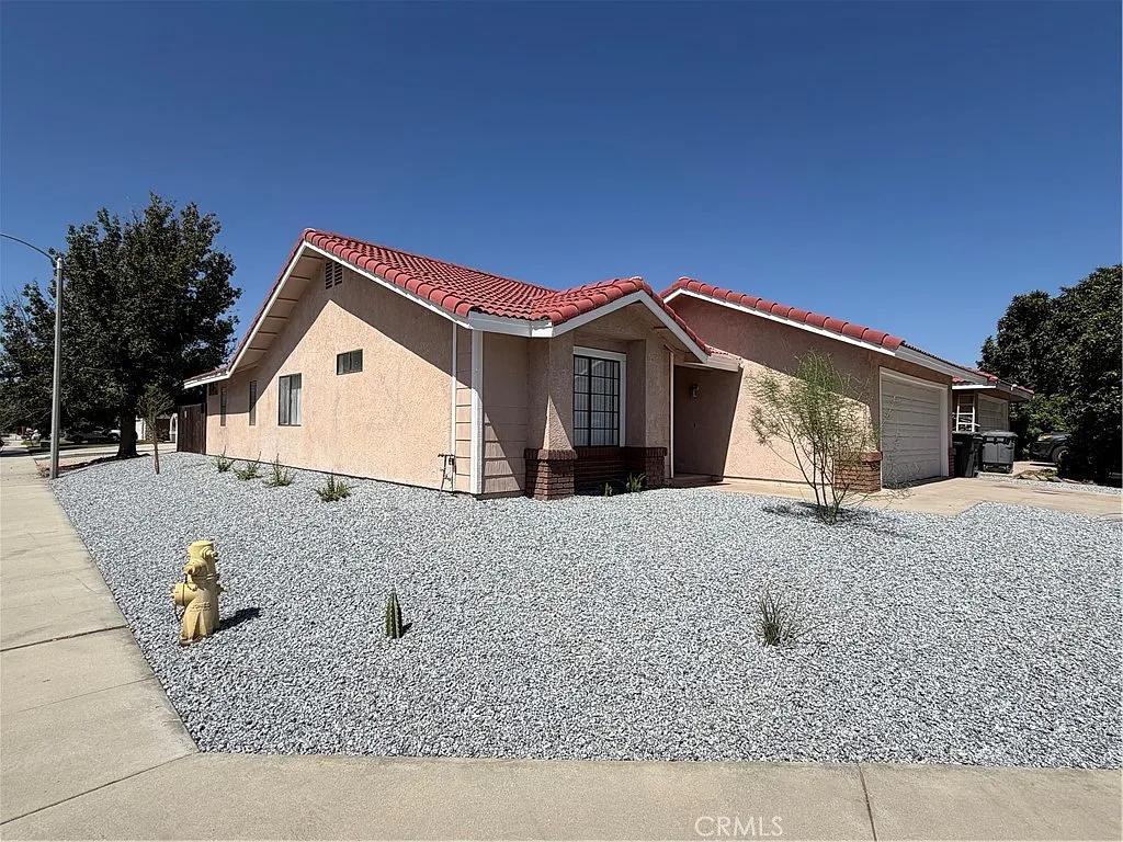 3 bed, 1276 sqft, $2,600 — Photo 2