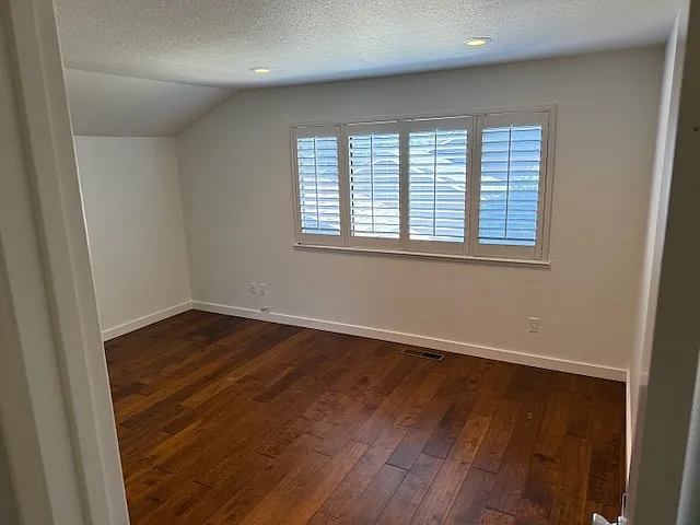 Second bedroom (2nd floor)