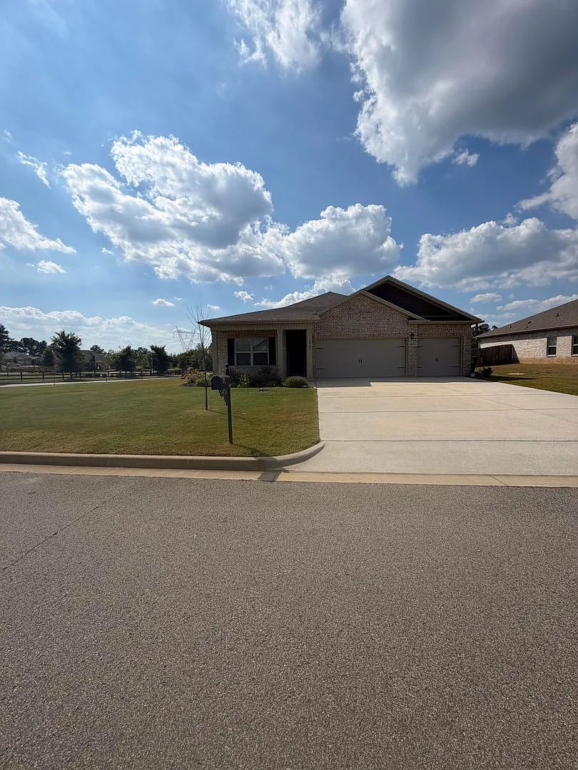 Available Now - The Links at Canebrake!! Beautiful 4 bedroom 3 bathroom across from the POOL! — Photo 2