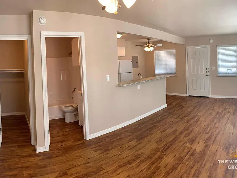 bathtub and walk in closet