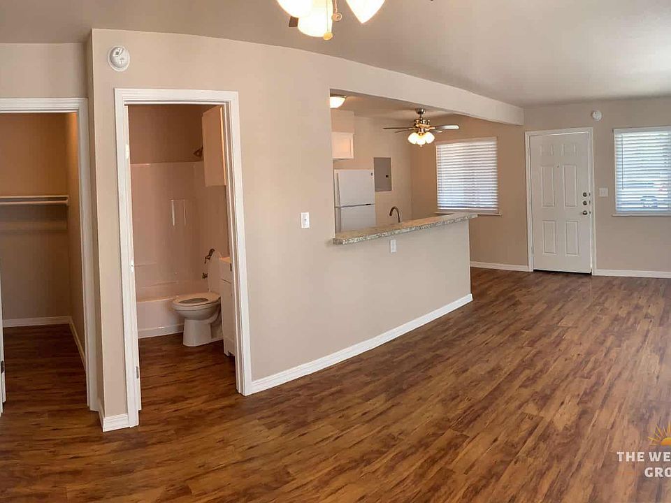 bathtub and walk in closet